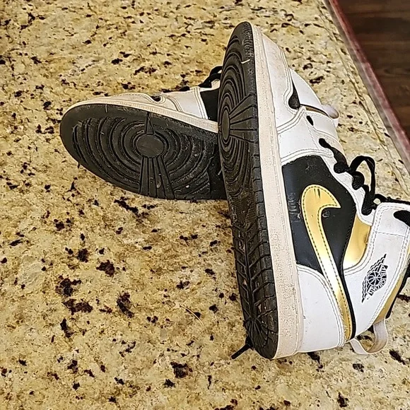 Jordan 1 Mid. Like new! Size 3Y - Picture 4 of 4